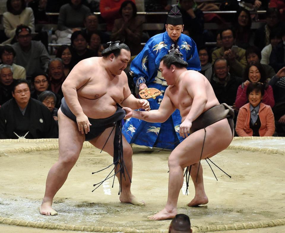 横綱同士として初対戦する稀勢の里（左）と白鵬＝両国国技館（撮影・出月俊成）