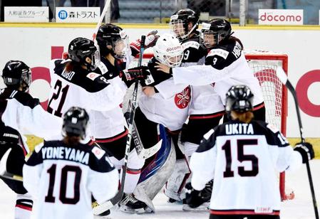 　ドイツに勝ち、喜ぶアイスホッケー女子日本代表
