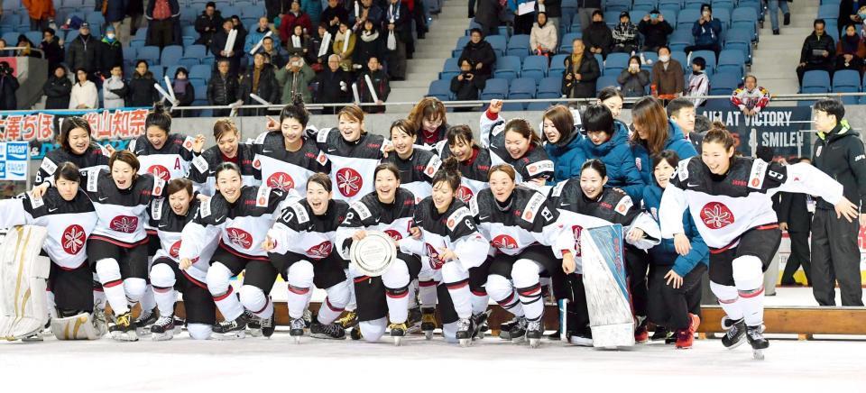 　平昌五輪出場を決め、記念写真に納まる日本代表