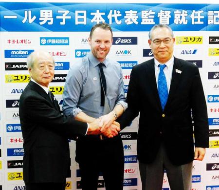 　ハンドボール男子日本代表のシグルドソン新監督（中央）と日本協会の渡辺会長（左）、蒲生専務理事