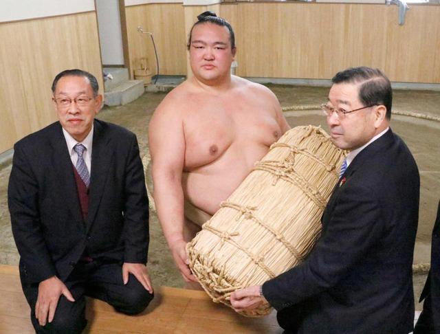稀勢の里に福島県知事賞　副賞に米１トンや牛肉など「力をつけてまた優勝を」