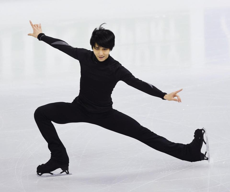 　フィギュアスケートの四大陸選手権を前に、公式練習で調整する羽生結弦＝江陵（共同）