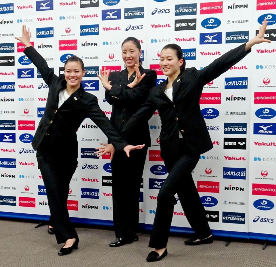 シンクロナイズドスイミング日本代表でデュエットを務める（左から）中村、乾、中牧