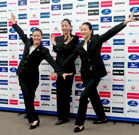 　シンクロナイズドスイミング日本代表でデュエットを務める（左から）中村、乾、中牧