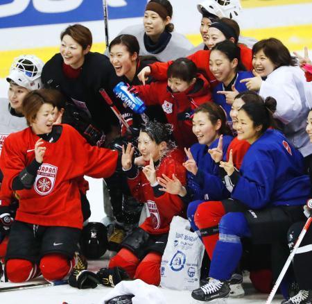 　アイスホッケー女子日本代表の公式練習後、手荒い誕生日の祝福を受ける堀（前列左から２人目）＝月寒体育館