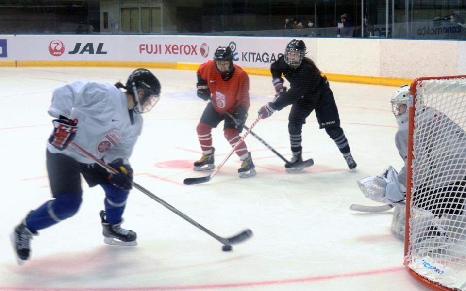 　冬季アジア大会に向け練習するアイスホッケー女子日本代表（共同）