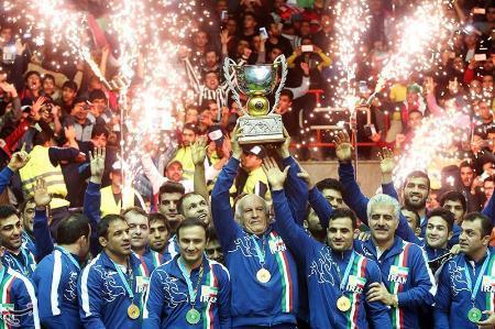 　１７日、イラン西部ケルマンシャー州で催されたレスリングＷ杯で、優勝トロフィーを掲げるイラン代表の関係者ら（タスニム通信提供・共同）