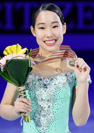 優勝し、メダルを手に笑顔の三原舞依（共同）