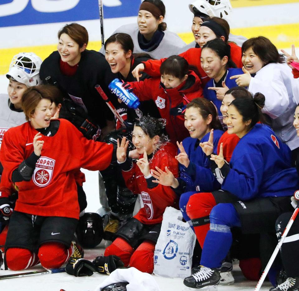 　公式練習後、手荒い誕生日の祝福を受ける堀（前列左から２人目）