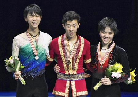 　メダルを胸に写真に納まる、２位の羽生結弦（左）と３位の宇野昌磨。中央は優勝のネーサン・チェン＝江陵（共同）