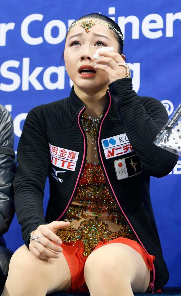 　女子フリーの演技を終え、涙をぬぐう樋口新葉（共同）