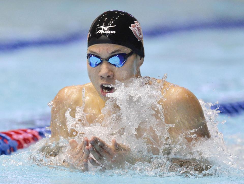　男子１００メートル平泳ぎ　59秒99で優勝した渡辺一平＝東京辰巳国際水泳場