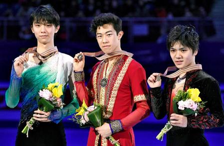 　宇野昌磨（右）、ネーサン・チェンとメダルを手にする（共同）