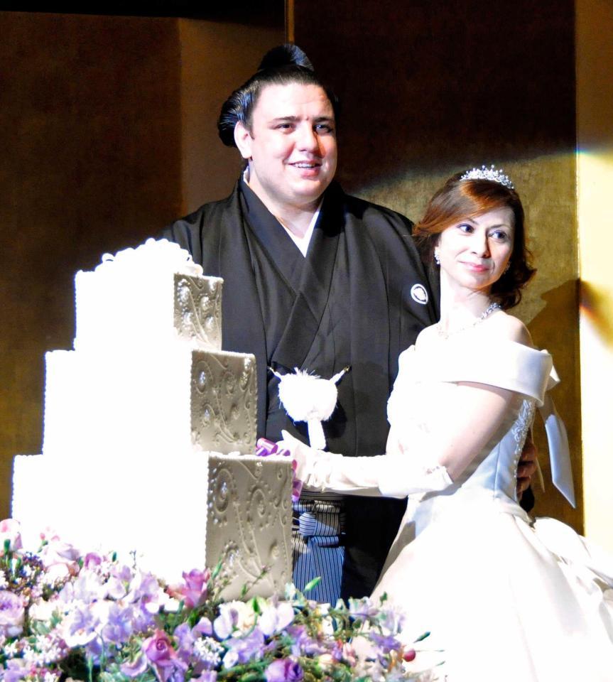 　結婚披露宴でケーキに入刀する碧山（左）と新婦のビオレタ・トドロバさん（共同）