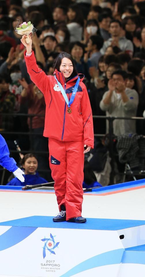 スノーボード女子大回転で金メダルに輝き歓声に応える家根谷依里