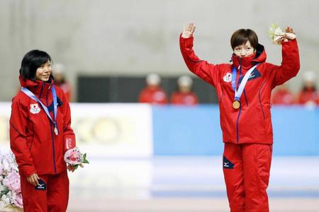 　女子１０００メートルで優勝し、表彰台で手を振る小平奈緒（右）と２位の高木美帆　
