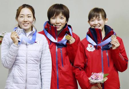　女子５００メートルで獲得した金メダルを手に笑顔の小平奈緒（中央）と銅メダルの郷亜里砂（右）＝明治北海道十勝オーバル