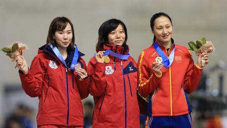 　女子１５００メートルの表彰式で笑顔を見せる金メダルの高木美帆（中）、銀メダルの押切美沙紀（左）