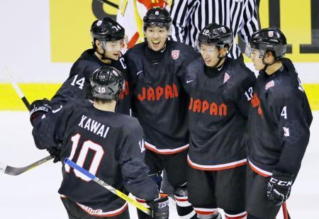 　日本-中国　第１ピリオド、得点し喜ぶ高橋（右から３人目）ら日本チーム＝月寒体育館