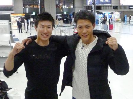 　出発前に肩を組む桐生祥秀（左）と山県亮太＝２２日、成田空港