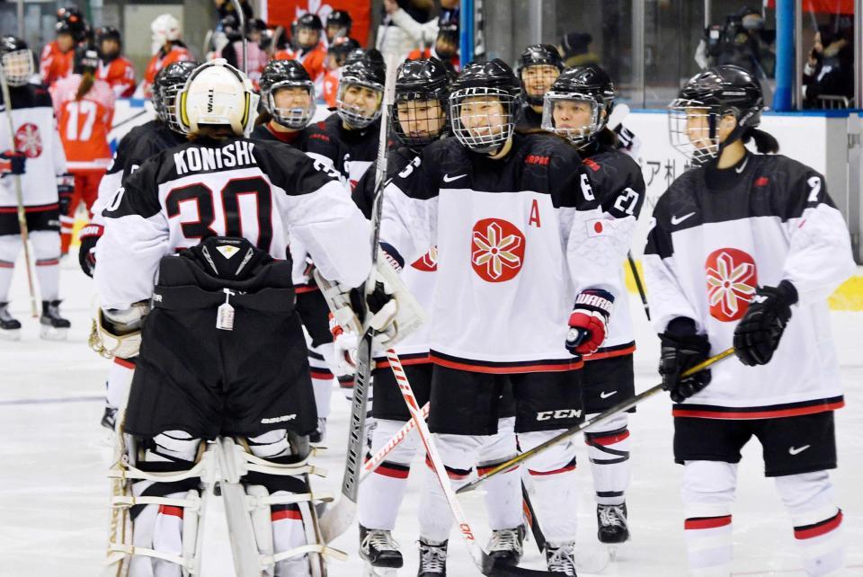 　香港に大勝し、笑顔でＧＫ小西（３０）の元に集まる日本チーム（共同）