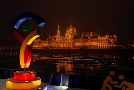 　ハンガリーの国会議事堂と五輪の招致ロゴ＝１月、ブダペスト（ロイター＝共同）