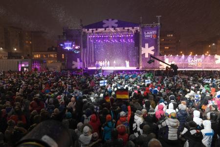 ノルディック世界選手権が開幕 風雪の中、華やかに