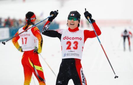 　女子５キロクラシカル　ゴールし、ガッツポーズする小林由貴＝白旗山