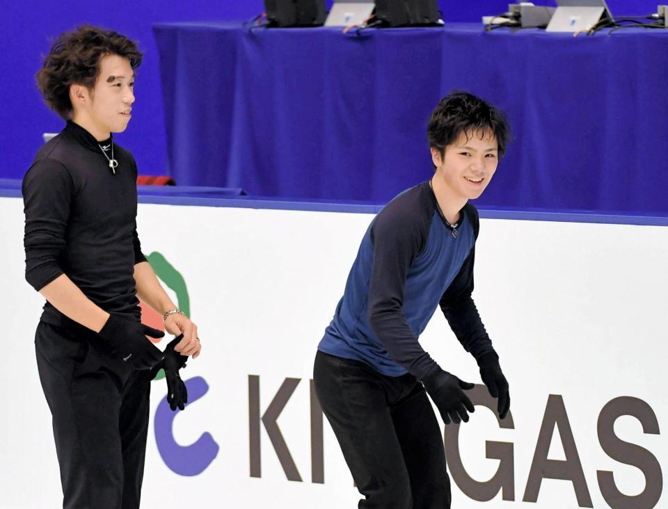 公式練習を終え、無良崇人（左）と談笑する宇野昌磨＝真駒内セキスイハイムアリーナ（撮影・高部洋祐）