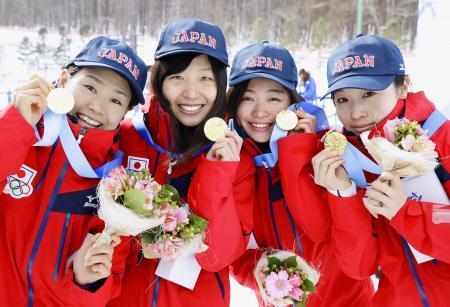 　女子２０キロリレーで獲得した金メダルを手にする（左から）小林、滝沢、宮崎、大林＝白旗山