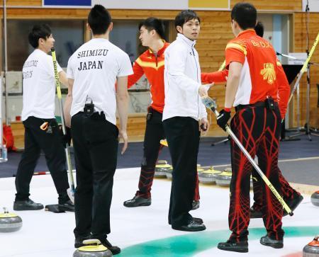 　日本-中国　第８エンドを終えギブアップし、中国選手と健闘をたたえ合う両角友（左から４人目）ら日本チーム。銀メダルとなった＝どうぎんカーリングスタジアム