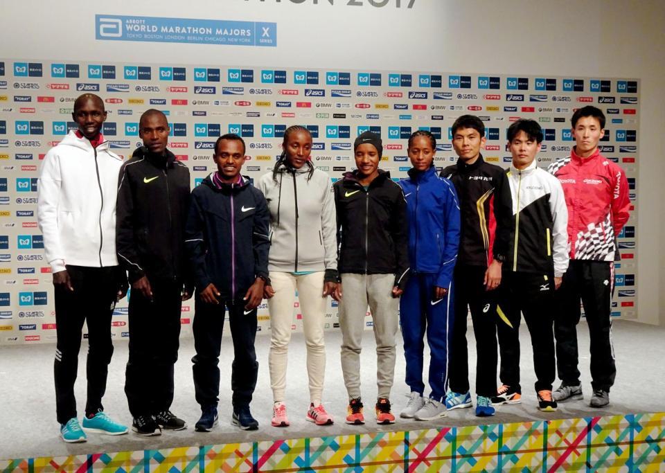 東京マラソンに出場する招待選手。日本男子は（右から）服部勇馬、前田和浩、今井正人。ケニアのキプサング（左端）は世界新記録を狙う