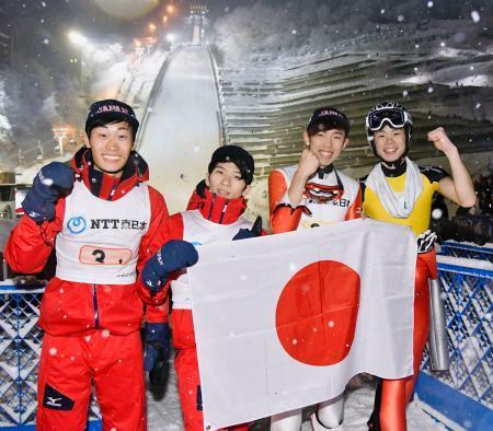 　団体ラージヒルで金メダルを獲得しガッツポーズする（左から）岩佐、佐藤、中村、伊藤＝大倉山