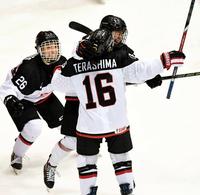 第１ピリオド、２点目を奪い、歓喜にわく日本チーム＝札幌市月寒体育館（撮影・高部洋祐）