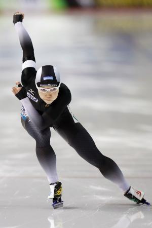 　女子５００メートル１回目　３６秒７５の日本新を更新してトップに立った小平奈緒＝カルガリー（共同）