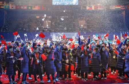 　札幌冬季アジア大会の閉会式で、笑顔の各国選手たち＝真駒内セキスイハイムアイスアリーナ