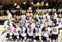 　笑顔で花束を投げる日本女子