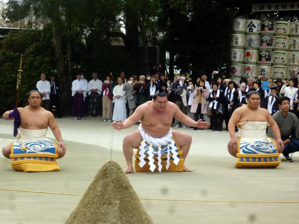 　上賀茂神社で奉納土俵入りを行う白鵬（中央）。左は太刀持ちの石浦、右は露払いの大翔丸