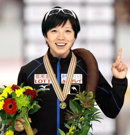 　世界スプリント選手権で日本女子初の総合優勝を決め、表彰式で笑顔の小平奈緒