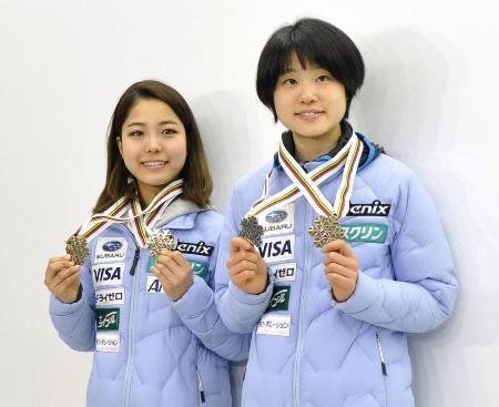 　ノルディックスキー世界選手権で獲得したメダルを披露する高梨沙羅（左）と伊藤有希＝２８日、成田空港