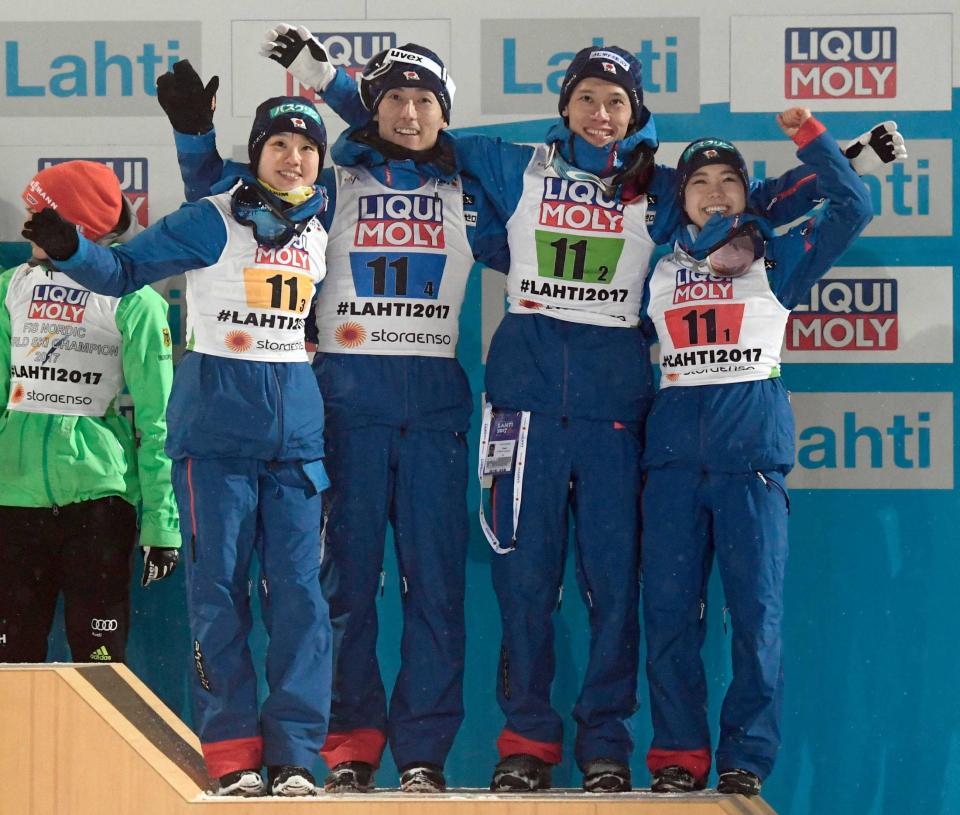 　ジャンプ混合団体で銅メダルを獲得し、表彰台で喜ぶ（左から）伊藤有希、伊東大貴、竹内択、高梨沙羅