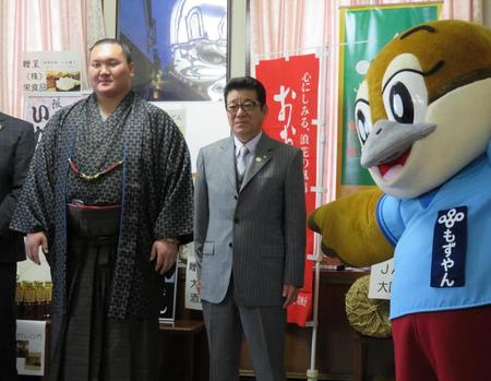 松井府知事（右）から昨年春場所の優勝楯を贈呈された白鵬