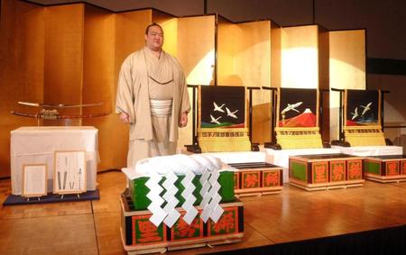 　三つぞろいの化粧まわしを贈られた稀勢の里