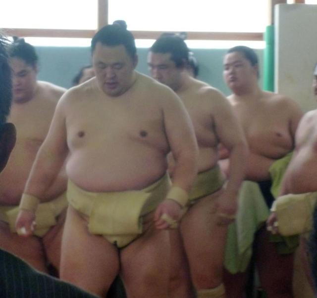 関脇玉鷲が新横綱稀勢の里と三番稽古　１０番勝負で４勝