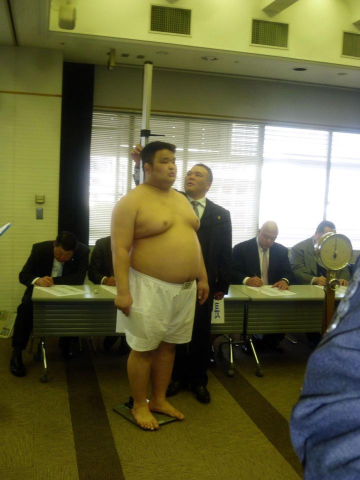 新弟子検査で身長を測るトゥルボルド