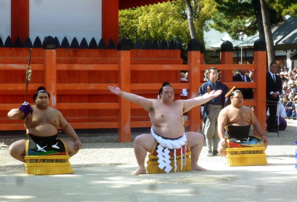 住吉大社で奉納土俵入りを行った稀勢の里（中央）。左が太刀持ちの高安、右が露払いの松鳳山