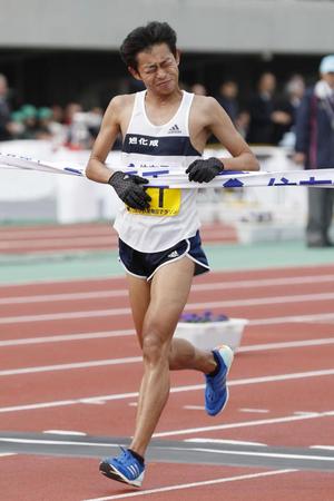 　２時間10分10秒で日本勢最高の４位に入った佐々木悟＝大津市皇子山陸上競技場
