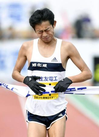 　２時間10分10秒の４位でゴールし、顔をしかめる佐々木悟＝大津市皇子山陸上競技場