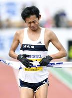　２時間10分10秒の４位でゴールし、顔をしかめる佐々木悟＝大津市皇子山陸上競技場
