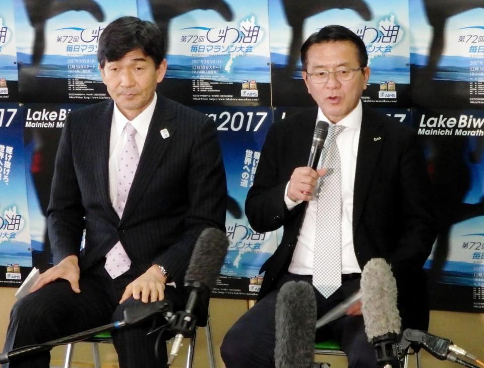 レース後取材に応じる瀬古氏（右）と尾県専務理事